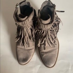 Suede boots with fringe